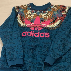 Adidas sweater  - Stor i storleken, skulle säga strl S och M 
