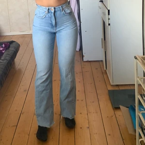 Ljusblåa jeans från Nakd! - Härliga ljusblåa jeans från Nakd i storlek 32. Max midjemått 68 cm. 