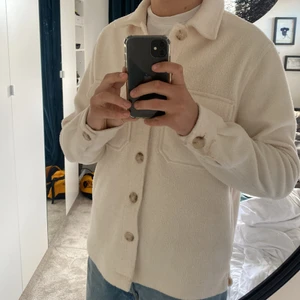 Mjuk overshirt beige/crämvit - Aldrig tvättad, använd 3 gånger.  Köpt för 600-700kr går ej att få tag i längre.