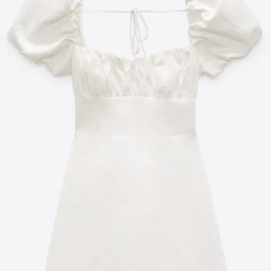 Zara klänning - Säljer den populära zara klänningen som passar perfekt till studenten eller bara som en fin sommarklänning. Jättefina detaljer med knytning på ryggen. Aldrig använd, endast provad med prislappen kvar