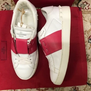 Valentino sneakers  - Intresse koll!! Jätte fina valentino sneakers i röd/rosa! Använda men fint skick bara lite märken ifram på de ,  Låda och bags samt nytt skosnöre medföljer!❤️