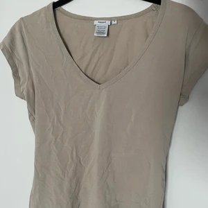 T-shirt - Fin beige t-shirt från Filippa K med v-ringning som tyvärr inte används! Står storlek M men sitter definitivt mer som en S. Säljer även en i ljusrosa💞