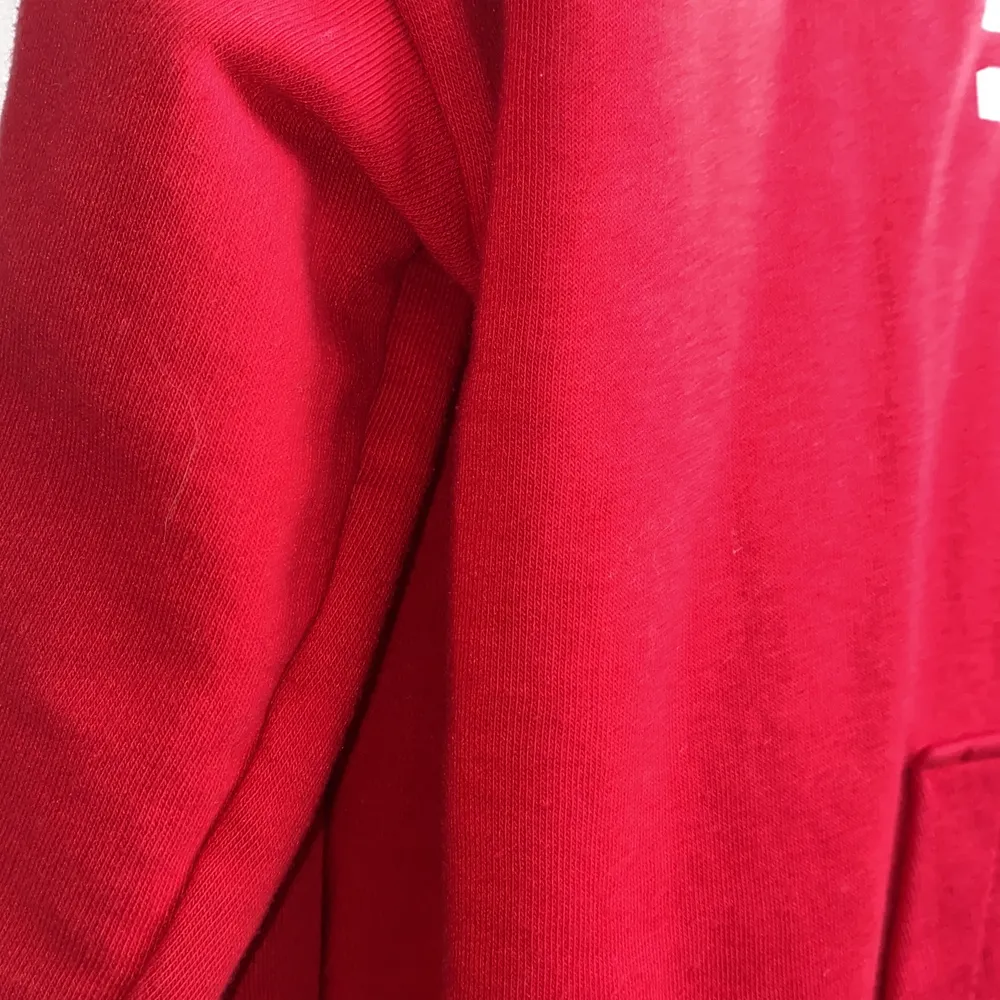 En oversize röd hoodie. . Jackor.