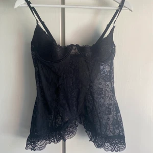 Korsett topp - Super söt topp retro top som är i mech med blomster mönster på framsidan, den är hel och har inga defekter. Skulle nog passa s-m med lite större bröst, tyvärr passar den inte mig och därav finns inga bilder med den på. 