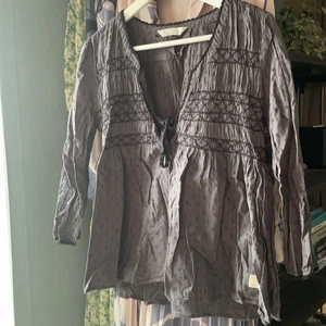 Odd Molly Blus  - Fin blus från Odd Molly. Mörkgrå färg med svarta sömmar. Fint skick utan fläckar. Storlek 1, motsvarar S. 