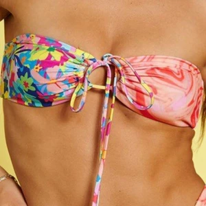 Hanna Schönberg NA-KD  - Säljer bikinitoppen från Hanna Schönbergs kollektion. Toppen har aldrig används och därav finns prislapparna kvar🌸