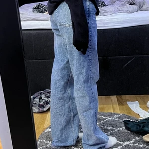 blåa jeans - ett par blåa lite baggy jeans från monki, super sköna och fina. Storlek 26🥰 