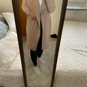 Kappa - Ljusbeige kappa, nästan oanvänd 