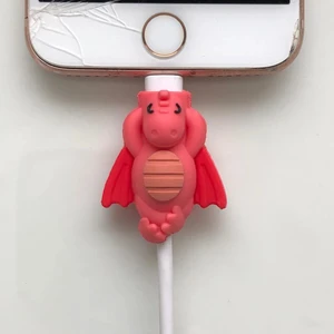 Skydd för laddare - Mitt UF-företag säljer skydd för laddaren så att de inte böjs och börjar glappa . Du slutar tvingas ha den på en viss vinkel för att ladda och köpa nya laddare hela tiden. Jag har fler bilder med fler figurer på min sida. Vi har ett erbjudande på 2 för 49. Perfekt present. Skirv vid intresse eller eventuella frågor. 💕