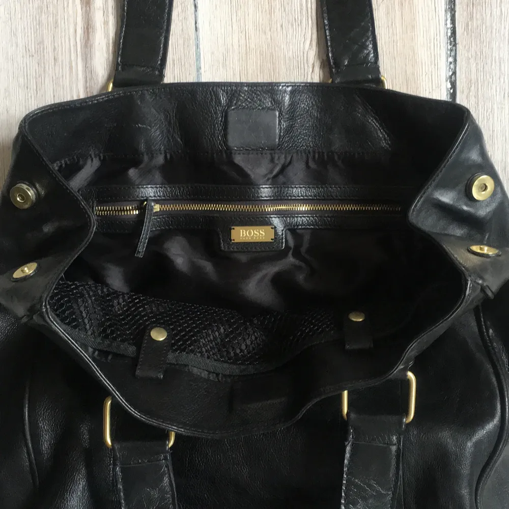 Tore Bag svart skinn höjd 60 cm ink handtag bredd 45 cm djup 20 cm. Väskor.