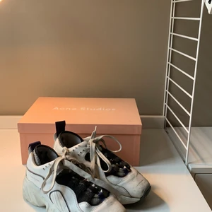 Acne sneakers strl 37, 300kr - Säljer ett par vit/svarta acne sneakers i storlek 37. OBS! Skorna är väldigt välanvända därav det låga priset. Nypris ca 3400kr, säljes för 300kr. För mer bilder/info vänligen skriv. Jag kan mötas upp i Göteborg alternativt skicka spårningbart på postnord på köparens räkning.