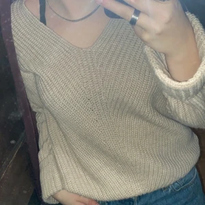 Tröja från hm - Mjuk stickad tröja i färgen beige 