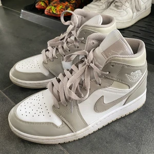 Jordans - Säljer mina Jordan 1 Mid Linen som är köpta från Sold out då jag tröttnat och vill köpa nya skor, dom är sparsamt använda, köpta för 3 500 och säljer för 1 500 (hör av er om ni vill ha fler bilder)