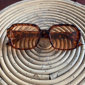 Slutsålda solglasögon  - Jättesnygga, slutsålda solglasögon från monki! Passade tyvärr inte på mig. Aldrig använda! 