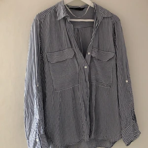 Randig skjorta  - Randig skjorta från Zara i storlek L. Nästan aldrig använd. 