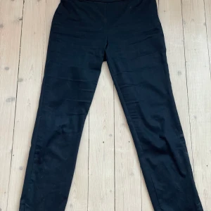 Mörkt blåa cropped kostymbyxor - Mörkt blåa cropped kostymbyxor, slits vid ankeln. Fint skick Stl S Dragkedja i sidan Igensydda fickor bak, inga fram Från hm