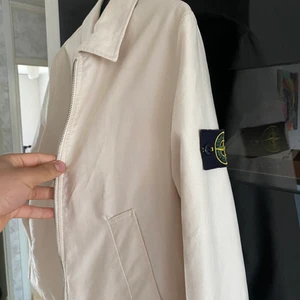 Stone island jacka stl M - Den sitter perfekt på alla plagg och är jätte snygg och ny med kvitto 