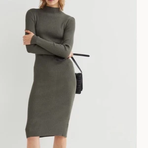 Mörkgrön figurnära klänning, H&M - Mörkgrön klänning från H&M. Figurnära men mjukt och stretchigt material. Nyköpt men använd endast en gång. Kan skicka eller mötas i Stockholm! 