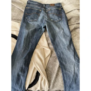 Lee lågmidjade bootcut/flare jeans ⭐️⭐️ - Lee jeans! Säljer pga att de va lite korta på mig. Lågmidjade och utsvängda!!💖 kan skicka fler bilder vid intresse, säljer direkt för 400 men pris kan diskuteras vid snabb affär! (nypris ca 800-1000) 