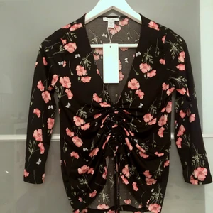 Blommig topp - Storlek S aldrig använd