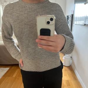 Stickad tröja - Silverglittrig tröja med blåa detaljer!! Köparen står för frakten 💕💕