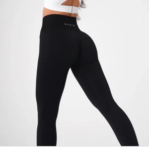 NVGTN tights - Nvgtn svarta leggings! De är nästintill helt nya, endast använda 2 gånger. Storlek M men skulle säga att de är som en S. Solid seamless heter kollektionen, sjukt fina och sitter perfekt! Säljer då jag är en person som föredrar färger!🥰🥰 