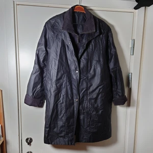 Jacka med manchester - Vintagejacka med manchesterdetaljer. Stängs både med dragkedja och knappar🌱