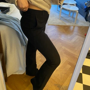 Svarta kostymbyxor  - Så fina kostymbyxor från Bikbok med lite utsvängda ben. Sköna o formar kroppen! Fint skick