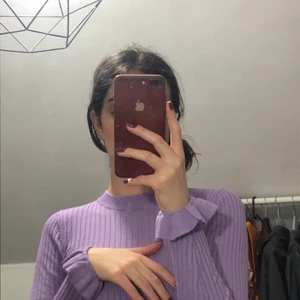 Lila tröja - Jättefin och superskön tröja med ribbat material och volanger nere i armarna! Storleken är XS men den är väldigt stretchig!