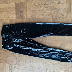 lackbyxor  - Lackbyxor frpn boohoo som jag köpt här på plick, men passade tyvärr inte mig. Jättefint skick och väldigt stretchiga och sköna! Passar xs-s💜