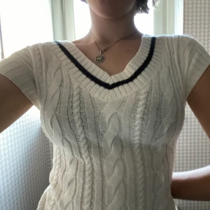 Fin tröja - Den sitter jätte fint och är jätte snygg. Rensar ut min garderob och är därför jag säljer den.