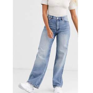 Mellanblå vida jeans från monki i stilen ”Yoko”.                   Endast provat, säljes pga för små i midjan för mig. Original pris 400 kr 💗