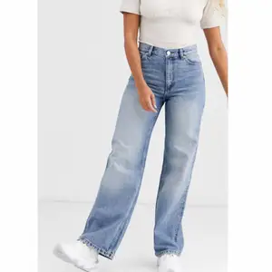 Mellanblå vida jeans från monki i stilen ”Yoko”.                   Endast provat, säljes pga för små i midjan för mig. Original pris 400 kr 💗