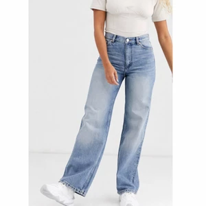 Monki Yoko mid blue Jeans  - Mellanblå vida jeans från monki i stilen ”Yoko”.                   Endast provat, säljes pga för små i midjan för mig. Original pris 400 kr 💗