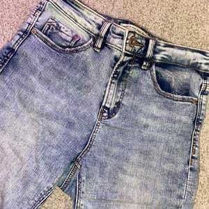 Skinny jeans från stradivarius, storlek 36