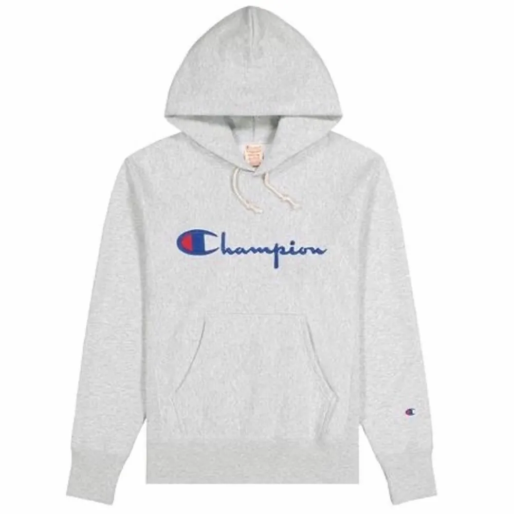 Grå champion hoodie. Storleken passar S-L beroende på hur man vill att den ska sitta. Den är i bra kvalitet och priset går att diskuteras vid snabb och smidig affär!🤗 (Orginal pris ligger snittar runt 1000kr). Tröjor & Koftor.