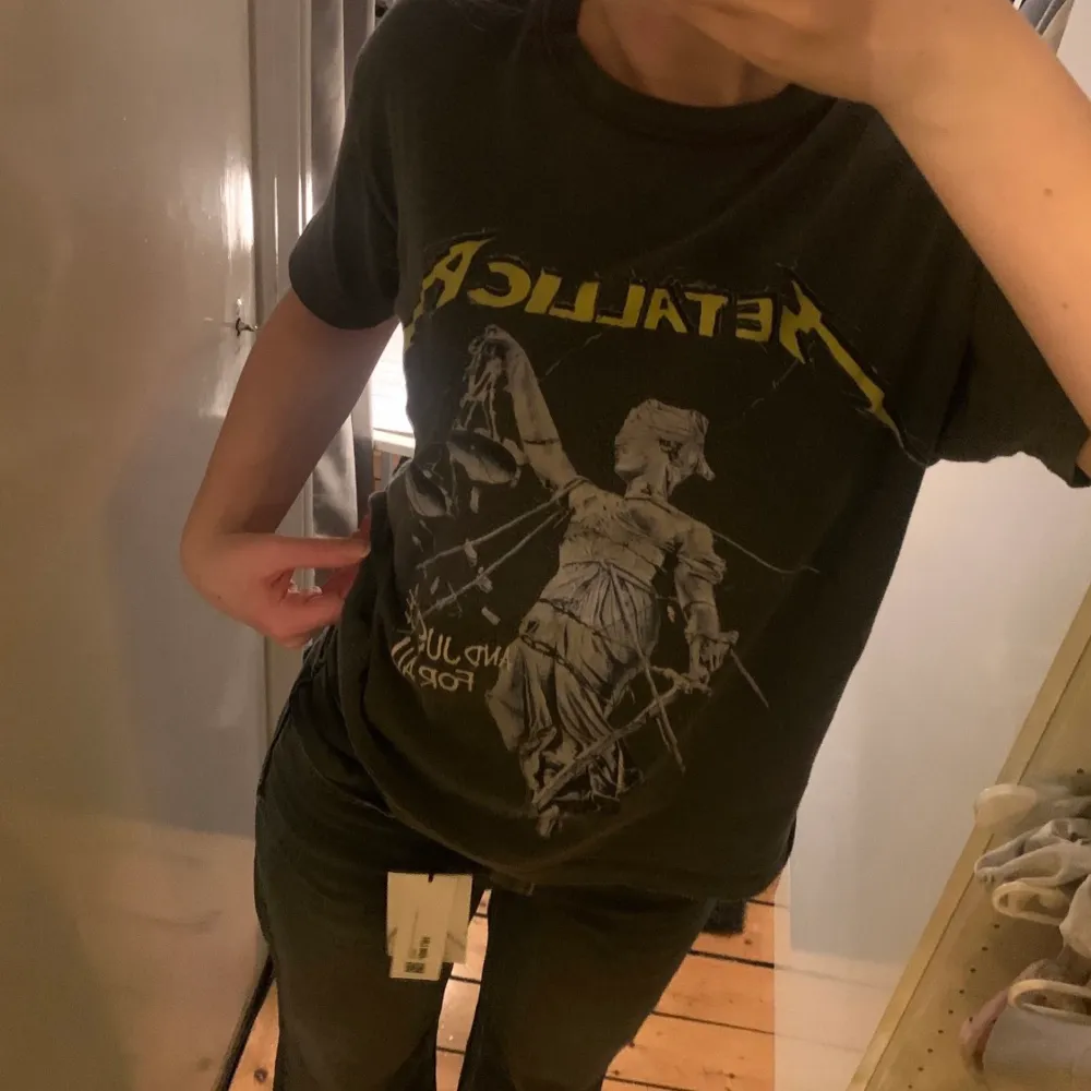 En Metallica t-shirt ifrån Urban outfitters i strlk S bra skick och najs färg, snyggt att ha ljusa jeans till✨. T-shirts.