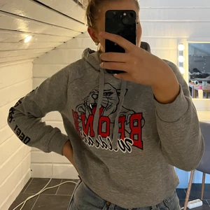 Hoodie - Säljer denna hoodie från gina tricot då den inte används, lite knottrig, köparen står för frakt, skriv för fler bilder☺️