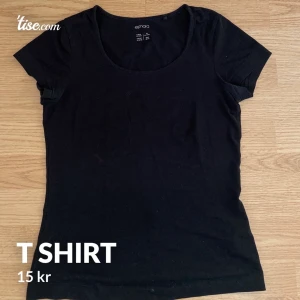 T shirt - T-shirt finns en liten röd prick 