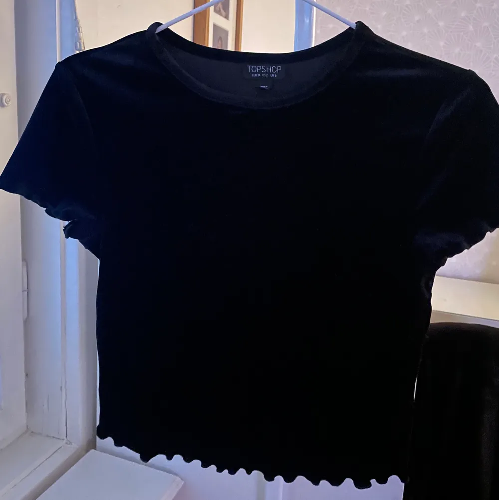 Strl 34. Velvet topp från topshop. Super mjukt material invändigt med Velvet på utsidan. Använd ett fåtal ggr. Pris:50kr +frakt . Toppar.