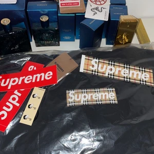 Supreme Burberry boxlogo - Supreme Burberry boxlogo hoodie strl medium, cond 10/10 fortfarande inplastad. Passar ej priset kom med vettigt bud. Bvsa