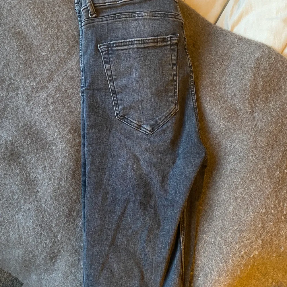 säljer dess fina zara jeans som är använda typ 1 gång, alltså i jättefint skick. Säljer för att de är lite små på mig💞. Jeans & Byxor.