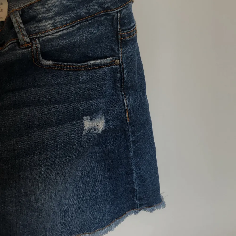 Säljer denna super fina jeans kjol från zara i slk 11-12/152cm (stor i slk så passar typ xs). Säljer för att jag har två av samma så den är oanvänd. 😍 skriv privat för fler frågor och bilder!. Kjolar.