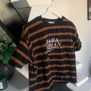 T-shirt från zara - Randig t-shiit från Zara. Knappt använd så väldigt fint skick! 