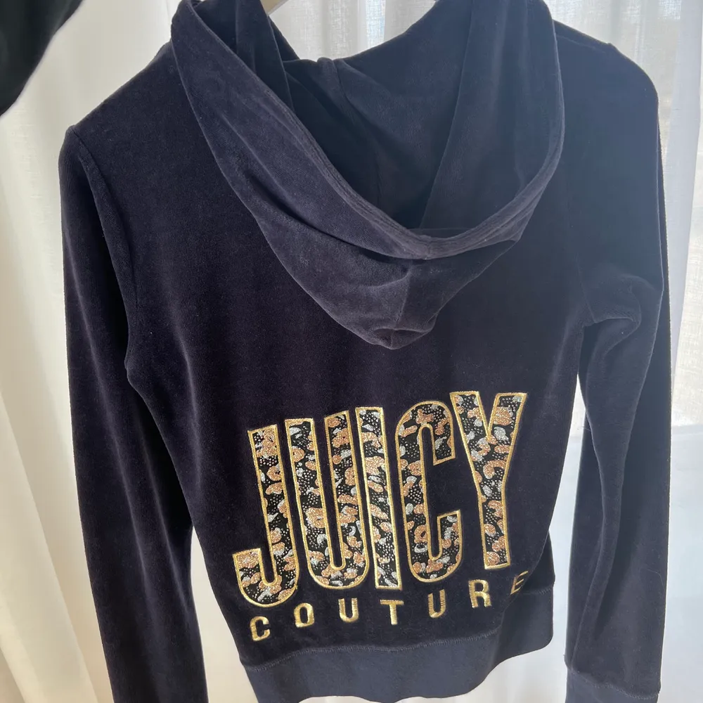Juicy Couture tröja köpt i London. Använd men i bra skick. Köpare står för frakten.. Hoodies.