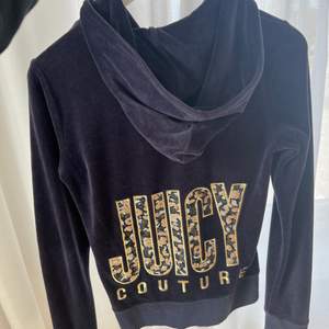 Juicy Couture tröja köpt i London. Använd men i bra skick. Köpare står för frakten.