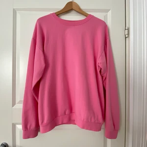 Rosa sweatshirt  - Säljer denna fina sweatshirt pga att den kommer inte till någon användning nå mer💕 
