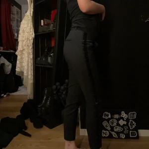 Kostymbyxor  - Fina kostymbyxor med lurviga glitter revär, väldigt sköna och bekväma att ha på sig. Inga riktiga fickor bak. Dom är rätt korta i benen då dom är lite korta för mig som är 160cm. Storleken är en xxs men dom passar även xs