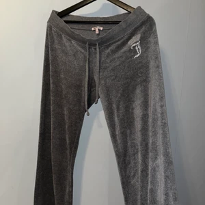 Juicy couture byxor - Grå juicy couture byxor i den gamla modellen! Låg midjade och har superfin passform. Säljer då de är lite för korta för mig som är 174cm ✨