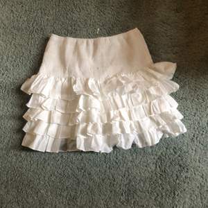 Säljer denna volangkjol som jag nyligen köpte på Plick dåd en är för stor för mig tyvärr :/ den är från hm i storlek m. Den är i gott skick! Kan även tänka mig att byta med någon till en liknande kjol fast i mindre storlek! 